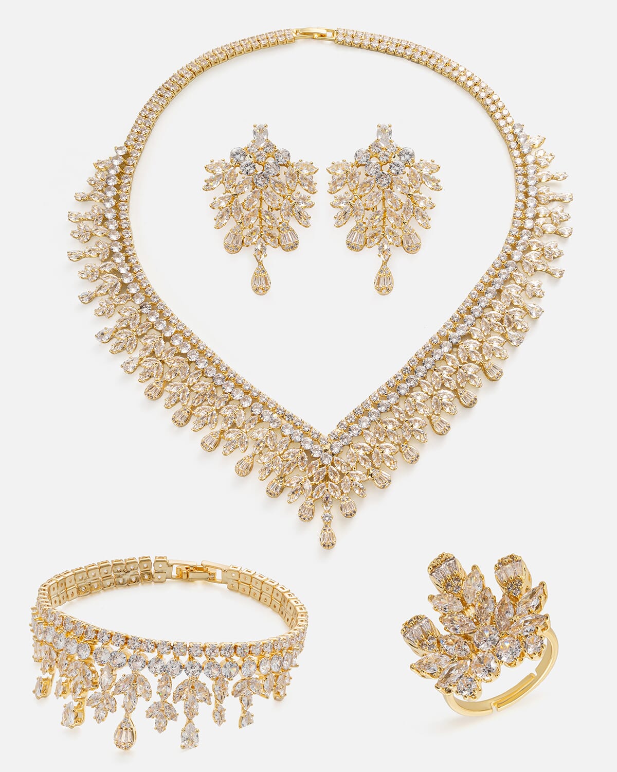 ‎ طقم نسائي أنيق بلون ذهبي